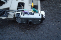 zámek pravých předních dveří s centrálem - ORIGINÁLNÍ DÍL 